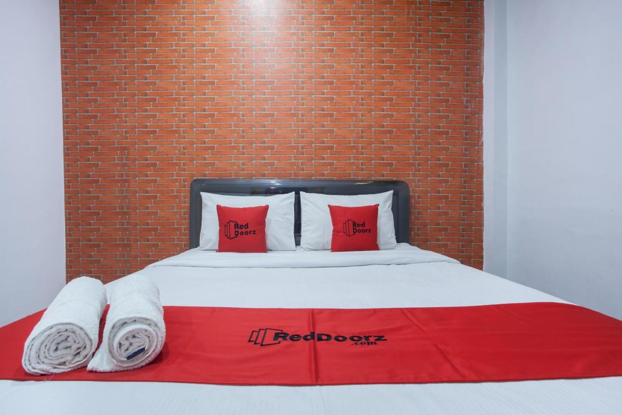 Reddoorz Plus @ Raya Sengkaling Malang Bagian luar foto
