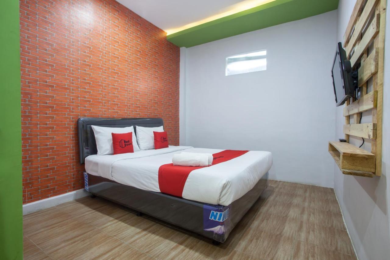 Reddoorz Plus @ Raya Sengkaling Malang Bagian luar foto