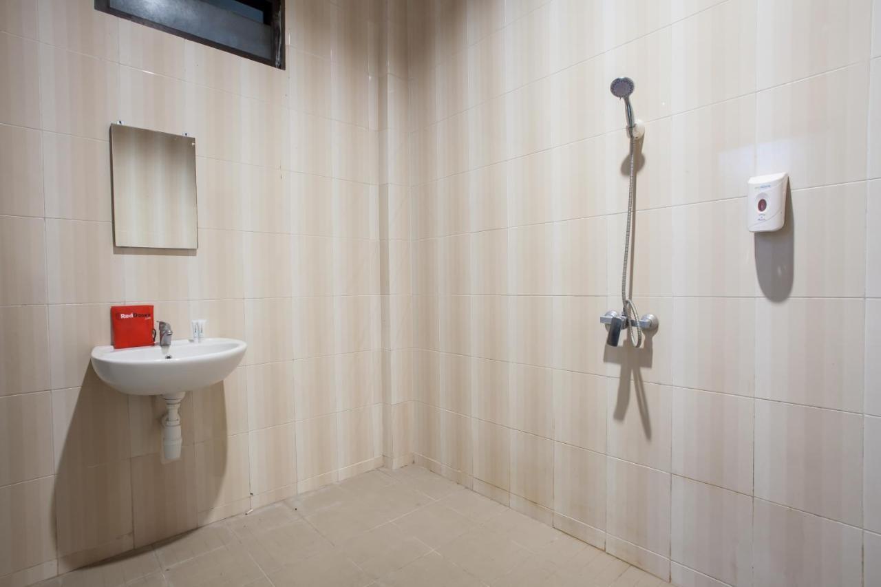 Reddoorz Plus @ Raya Sengkaling Malang Bagian luar foto