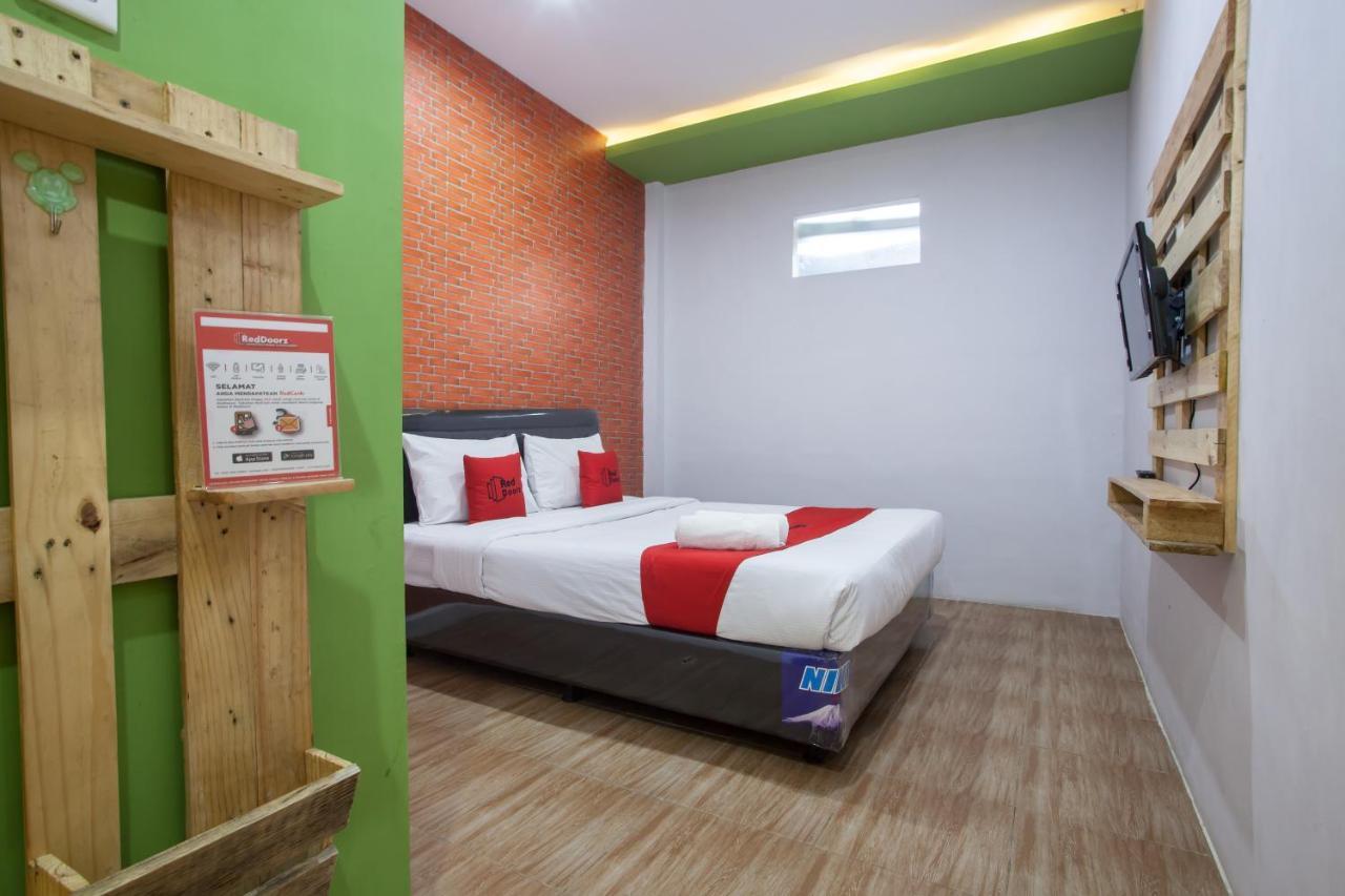 Reddoorz Plus @ Raya Sengkaling Malang Bagian luar foto